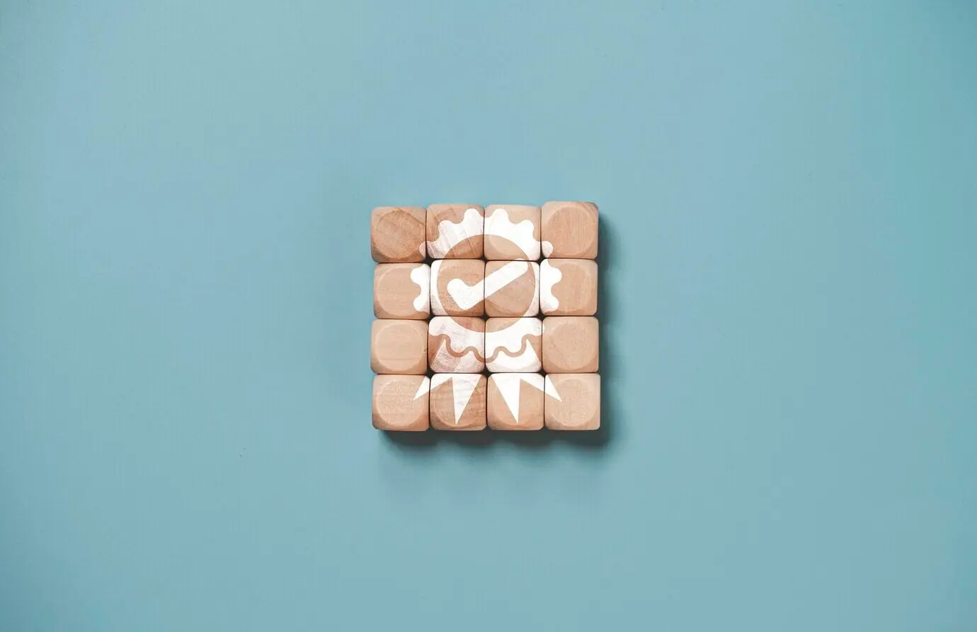 Иконка обеспечения качества, напечатанная на деревянном кубике, для гарантии качества и сертификата ISO в концепции продукта и услуги.